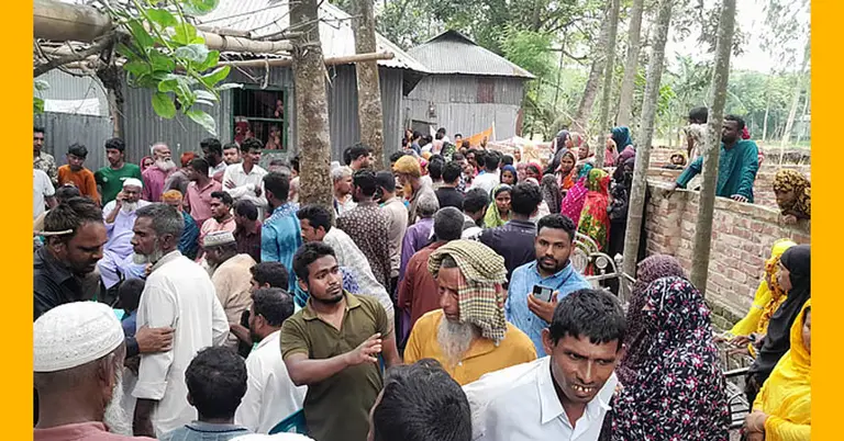 সড়ক দুর্ঘটনায় এক পরিবারের তিনজন নিহতের পর তাদের বাড়িতে এসেছেন স্বজন ও এলাকাবাসী